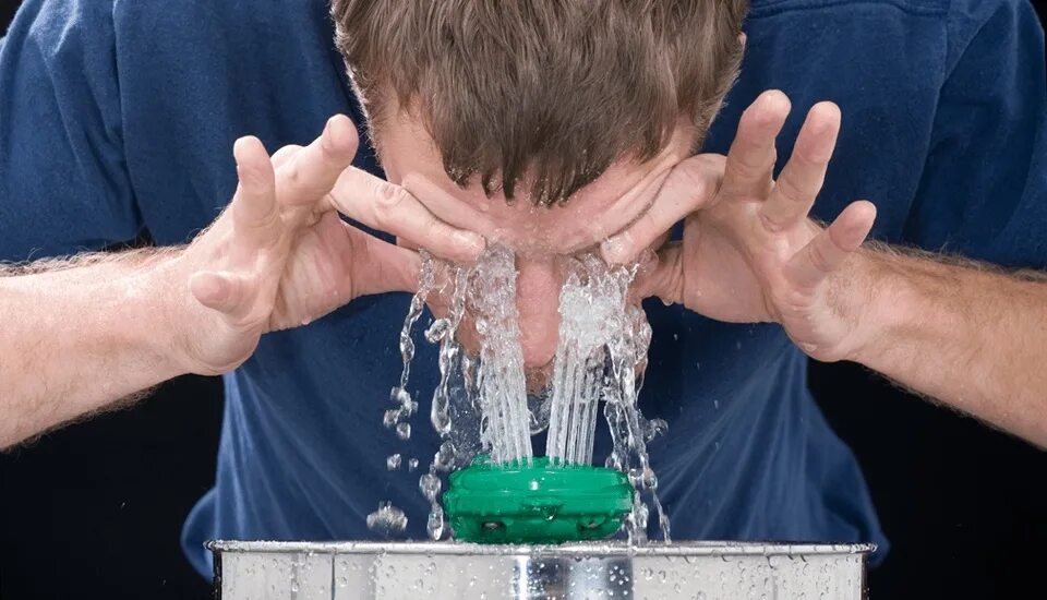 Мыть глаза водой. Глаза в воде.