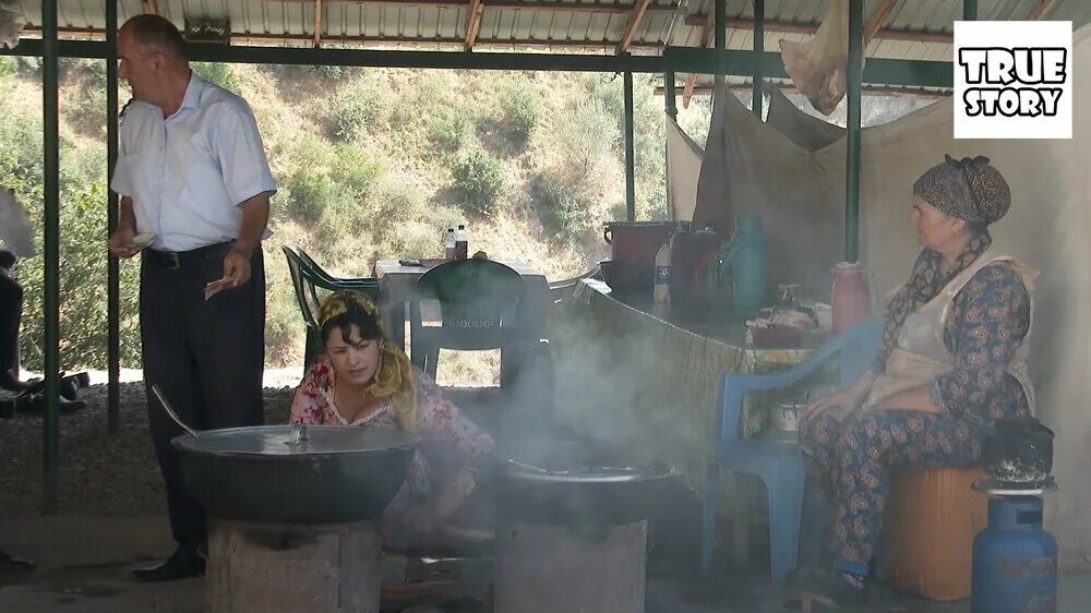 Таджичка в селе. Село тажик Маала. Карусель таджикский старый. Таджичка готовит.