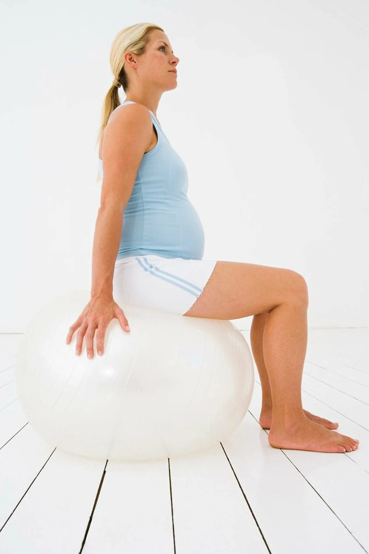 Схватки на фитболе. Фитнес мяч для беременных. Йога для беременных. Фитбол для беременных упражнения.