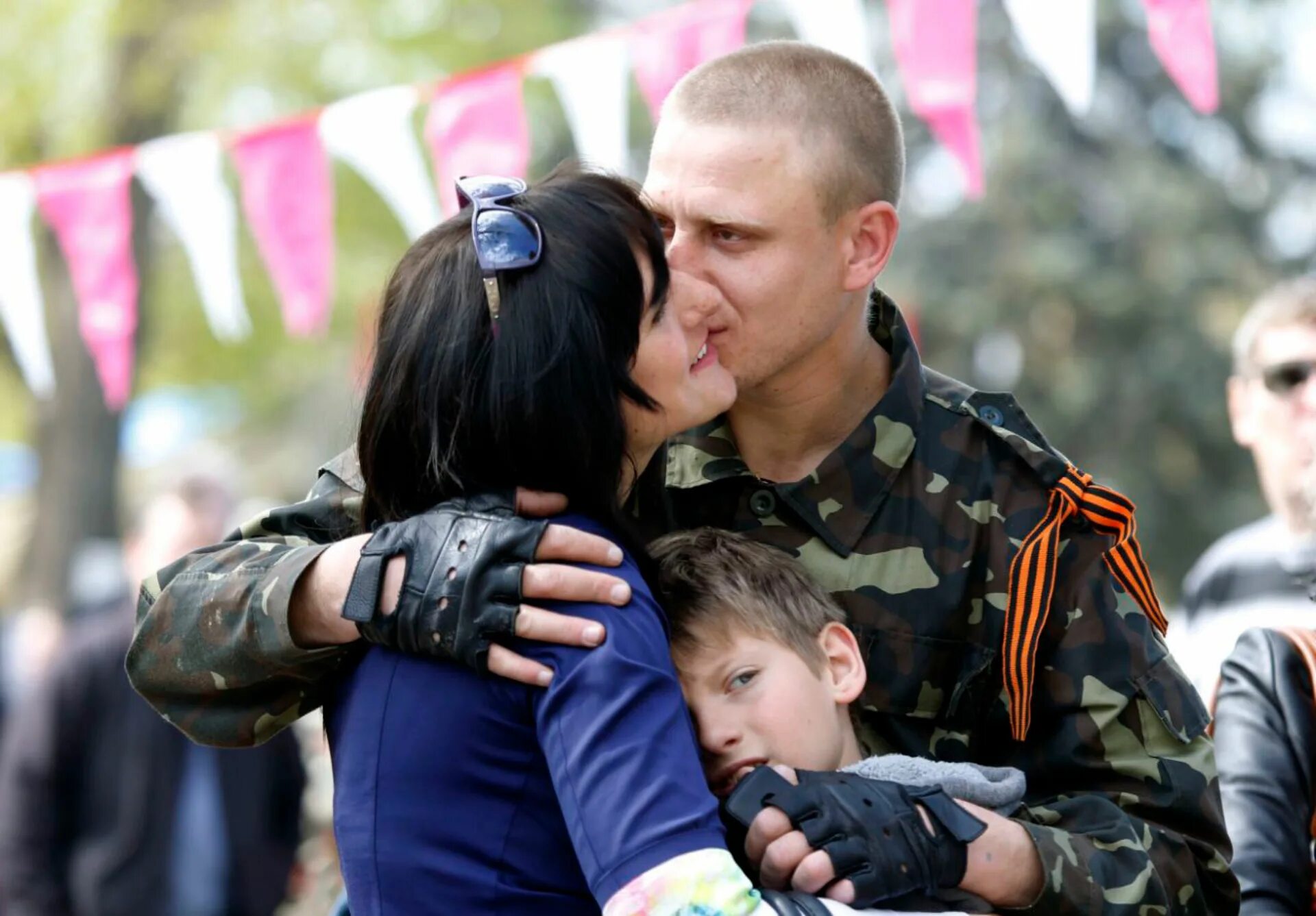 Спецназ с женой. Семья военного. Жена солдата. Солдат с женой и ребенком. Про мужа военного