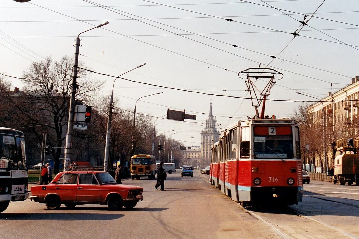 Городской транспорт воронеж. Воронежский трамвай улица Кольцовская 1999 год. Воронеж 2000е. Трамвай Воронеж 2000 год. Трамвай Воронеж 90х.