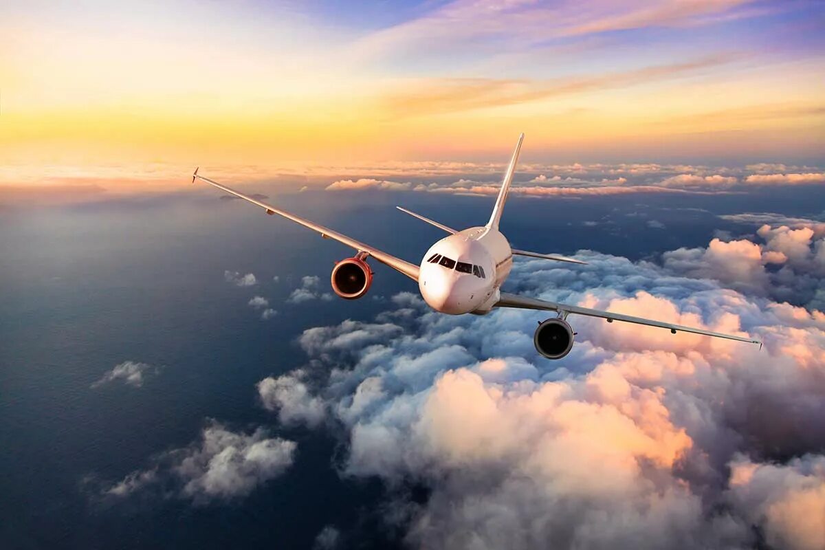 Полетели картинка. Самолет в полете. Улетающий самолет. Пассажирский самолет в небе. Самолет над облаками.