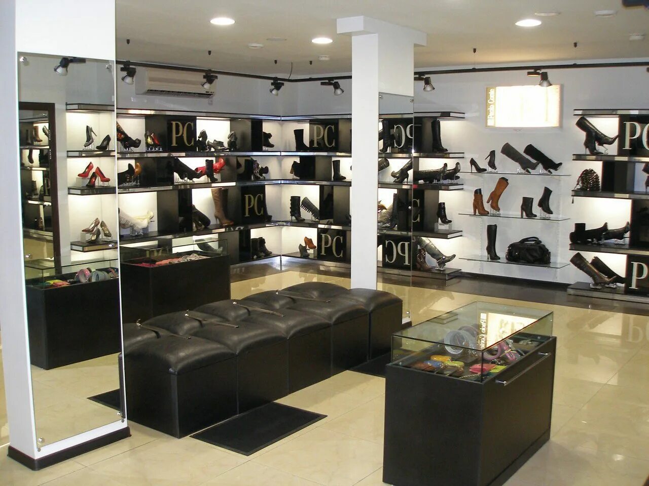 Магазины качественной обуви. Оборудование для обувного магазина. Крупный обувной магазин. Обувной бутик. Дизайн обувного магазина.