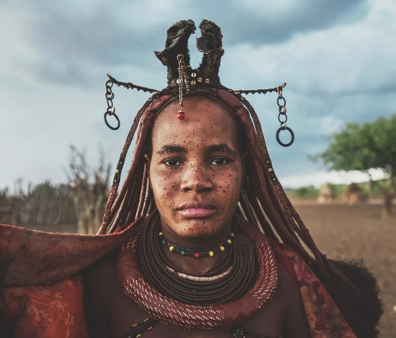 Tribe himba купить. Племя Химба. Женщины племени Химба в полный рост. Самобытное племя Химба. Племя Химба девочки.