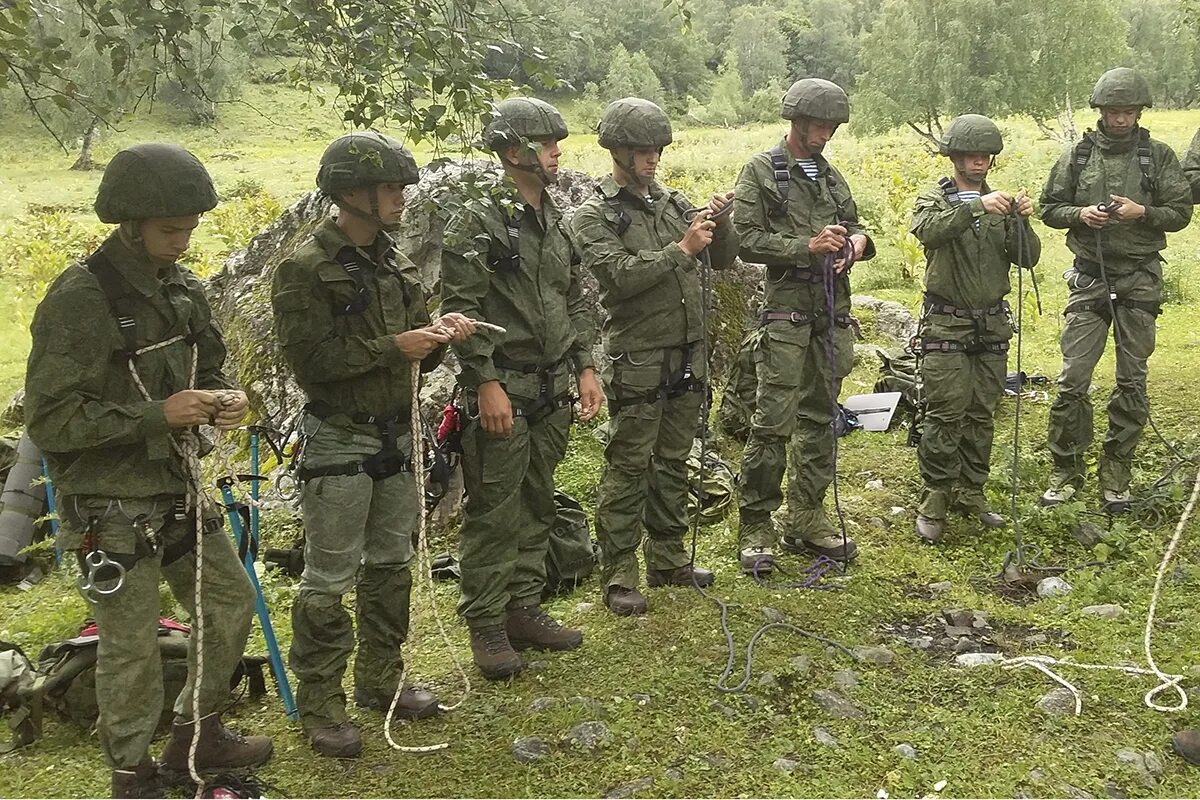 Участник зоны боевых действий. Военный разведчик. Учения в горной местности. Горные войска. Разведка в действии.