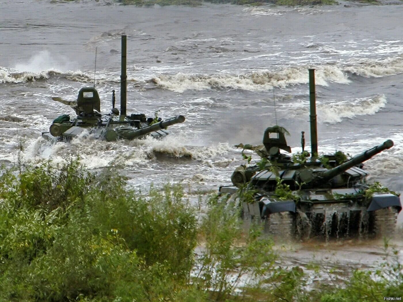 Танки препятствия. Танк форсирование реки т-80. Труба ОПВТ Т-80. ОПВТ танка т-72. Т-72 форсирование по дну реки.