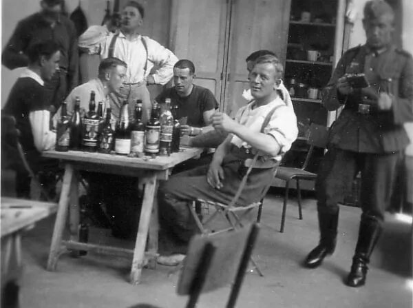 Алкоголь Германии ВОВ. Немецкие солдаты пьют пиво. Солдаты пьют в баре ада. Мировой Ленинского пьют.
