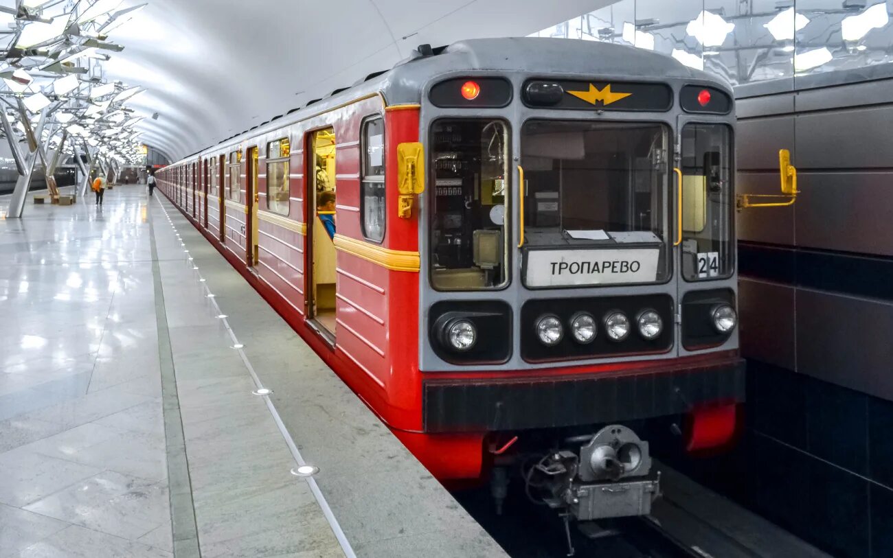 Номерной вагон 81-717. Поезд метро красная стрела 75. 81-717. 81-717 красная стрела 75. Красный поезд метро москва.