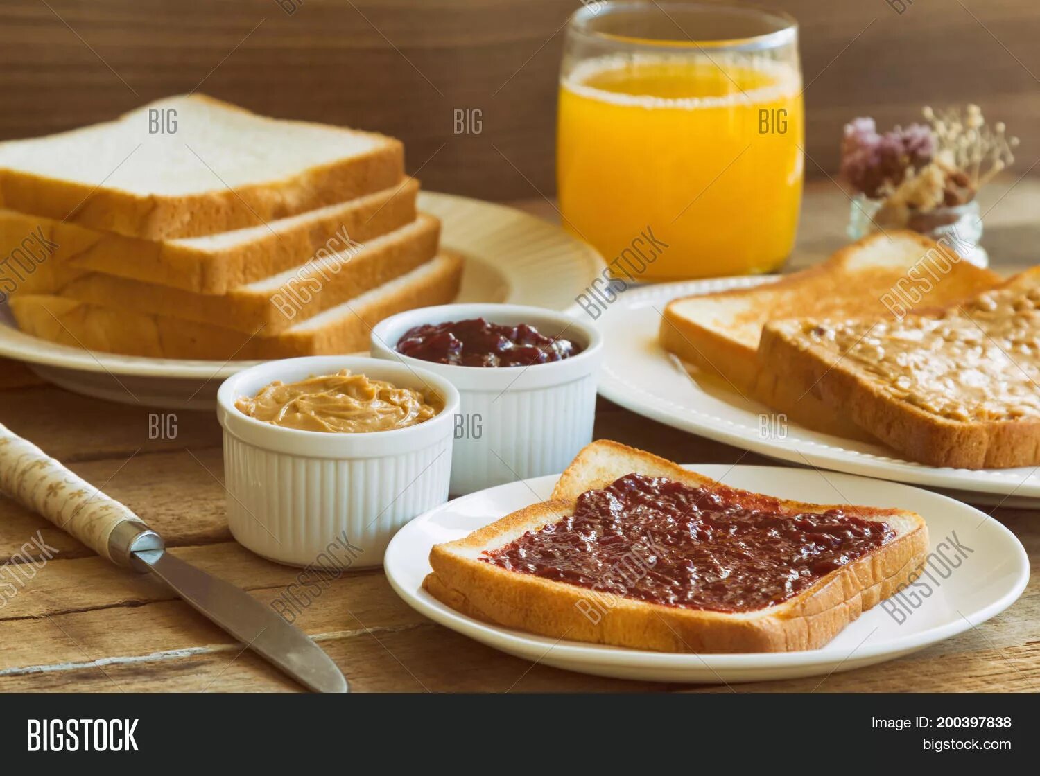 He toast for breakfast. Bread and butter. toast for breakfast. тост с медом и джемом горизонтальная картинка. тост с медом и джемом размытая картинка.
