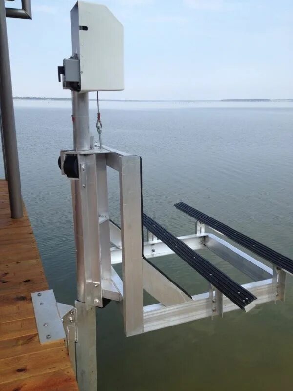 Подъемник для катера. Подъемник лодочный. Подъемник для лодки передвижной. Подъемник лодочный. Подъемный механизм для гидроцикла.