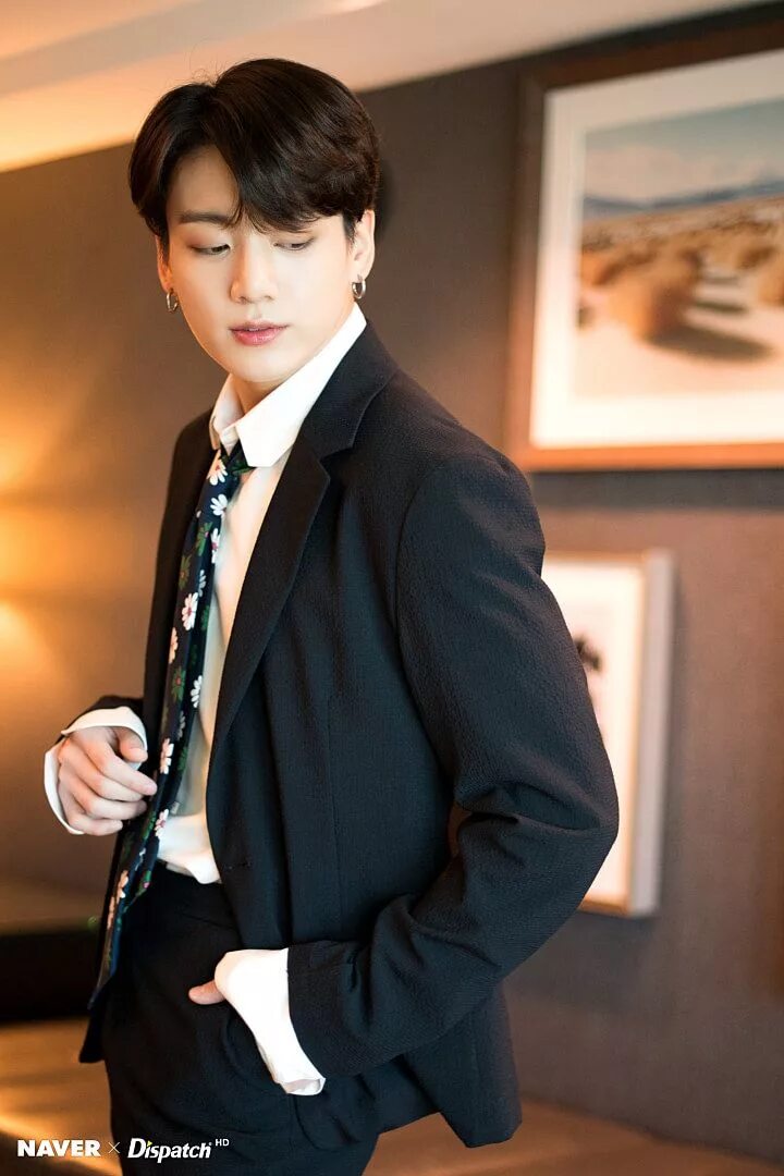 Gq bts чонгук. Бтс чонгук в костюме. Jeon jungkook 2020. Чонгук бизнесмен. Jungkook 2021.