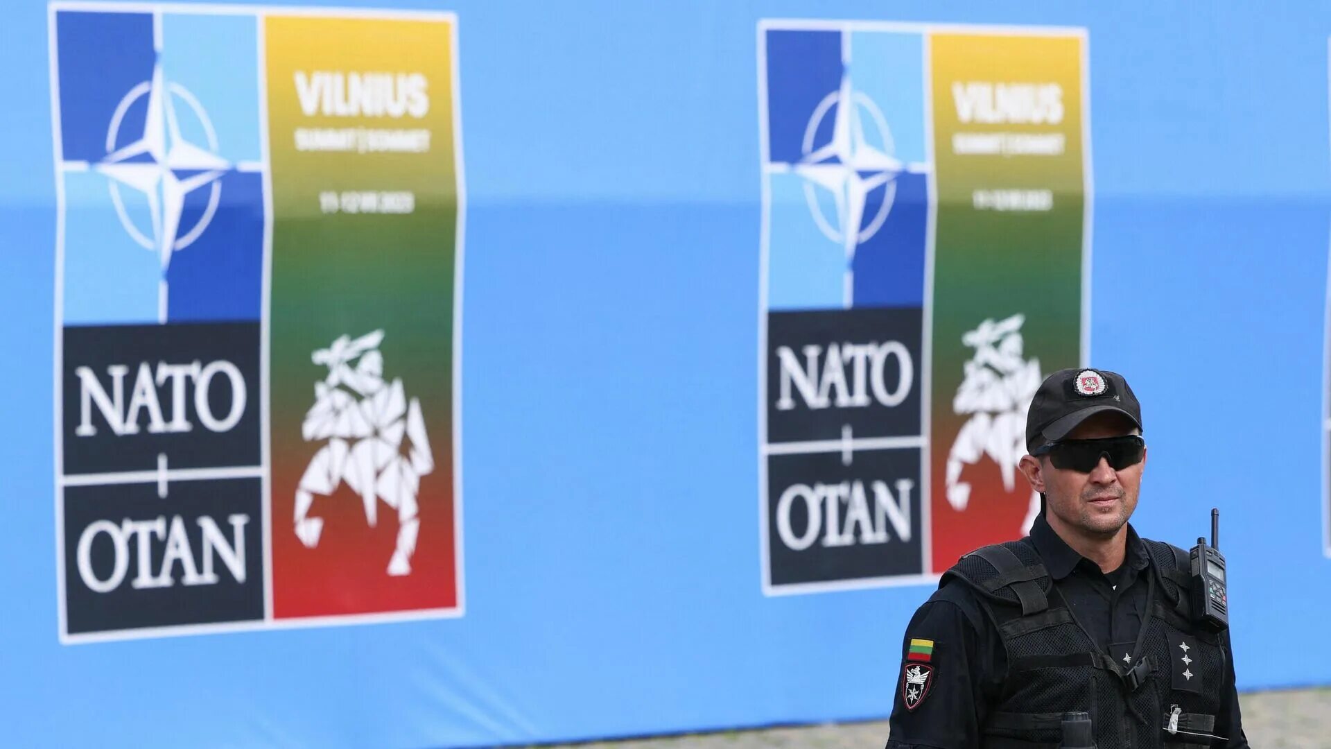 Риа нато. Вильнюс НАТО. Эмблема НАТО 2023. Встреча НАТО. Охрана аэропорта.