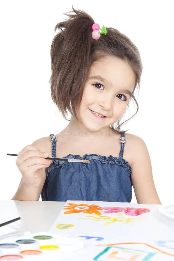 Маленькая девочка рисует за столиком фото. Little brunette