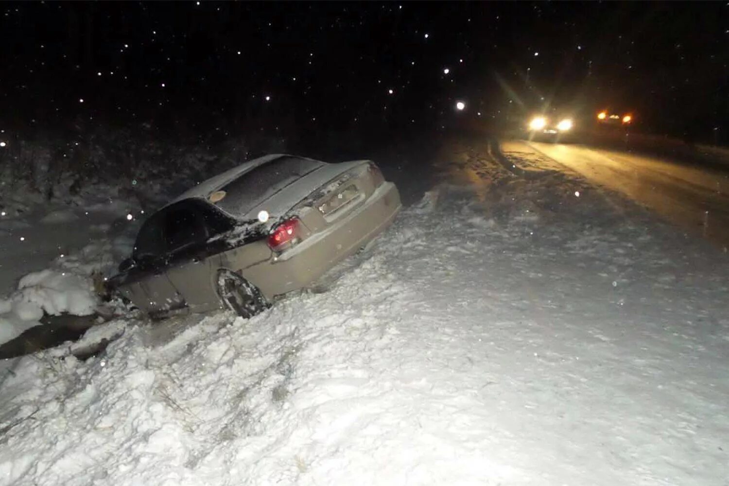 Машина в сугробе ночью. Машина в кювете зимой ночью. Машина в кювете в снегу.