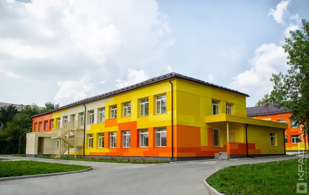В школе втором этаже. Жарки садик Новосибирск. Детский сад здание. Детский сад фасад. Фасад школы.