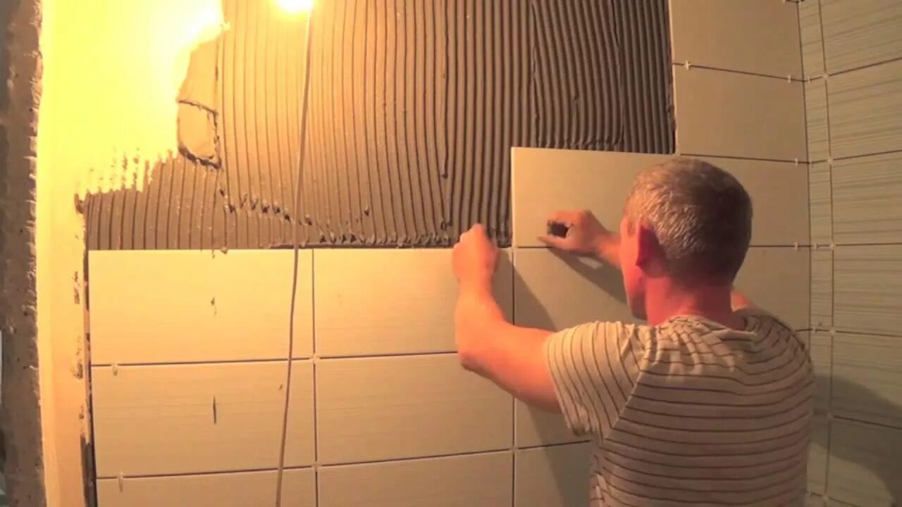 Укладка кафельной плитки. Укладка плитки в ванной. Укладка плитки на порожки. Технология укладки керамической плитки на пол. Укладка керамогранита на пол в ванной.