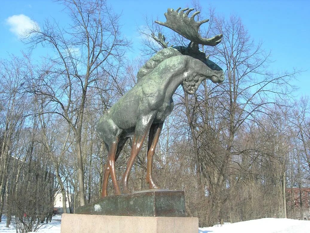 Памятник лосю в Выборге. Лось (скульптура, Выборг). Памятник лосю в Мончегорске. Город Выборг памятник лосю.