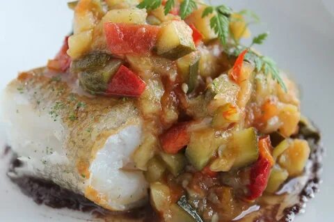 Как вкусно приготовить треску с овощами