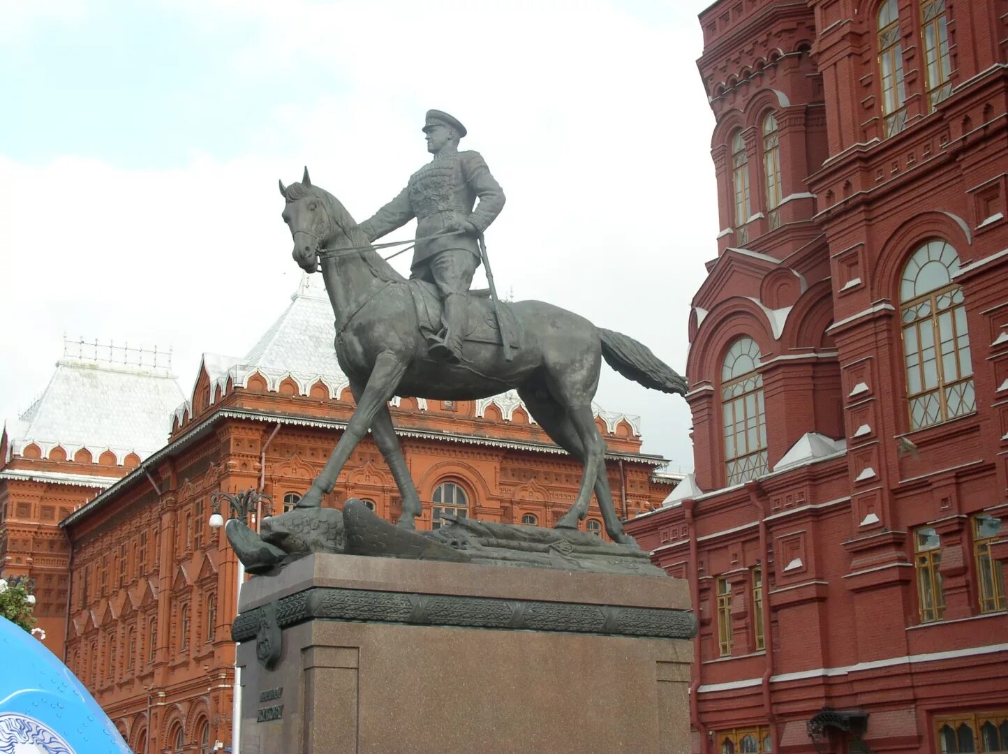 20 памятников москвы. Памятник маршалу Жукову. Памятник г к Жукову на Манежной площади в Москве. Памятник Георгию Константиновичу Жукову.