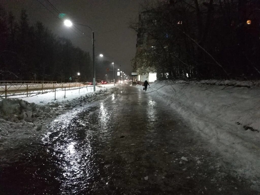 Весенняя гололедица на шоссе фото. Гололедица Рыбинск фото. Смешныке картинки с гололедицей. Фото февраль гололедица в сквере лесопарке.