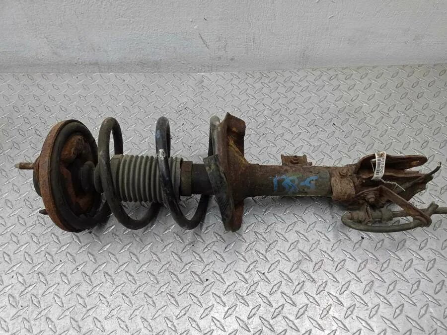 Outlander 1 передний амортизатор. Стойка митсубиси аутлендер передняя. Амортизатор аутлендер хл. Mitsubishi outlander cu0w. Передние стойки зубор на митсубиси аутлендер 2008 прави.