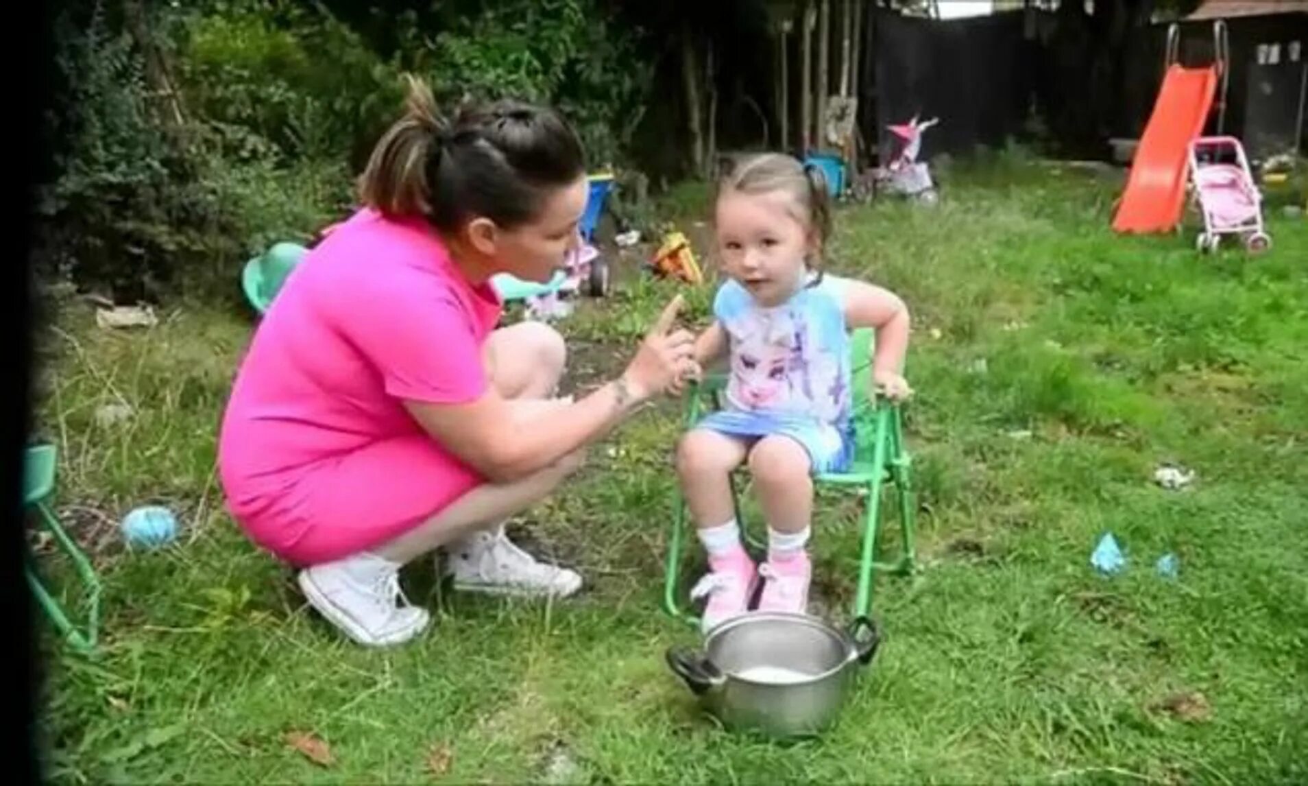 Pissing daughter. Детский piss девочки. Девочка пипи на улице. Pee при девочках. Pipi на даче.