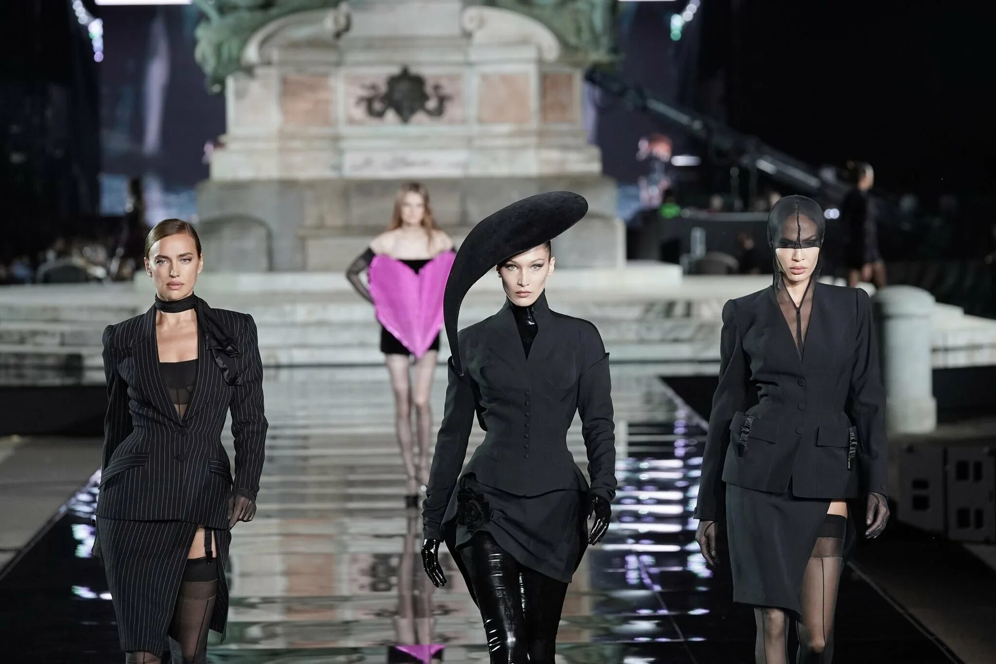 Ботфорты пинко. Модели фэшн вик. Event fashion week. Как одеваться не многослойно. Авелон стример.