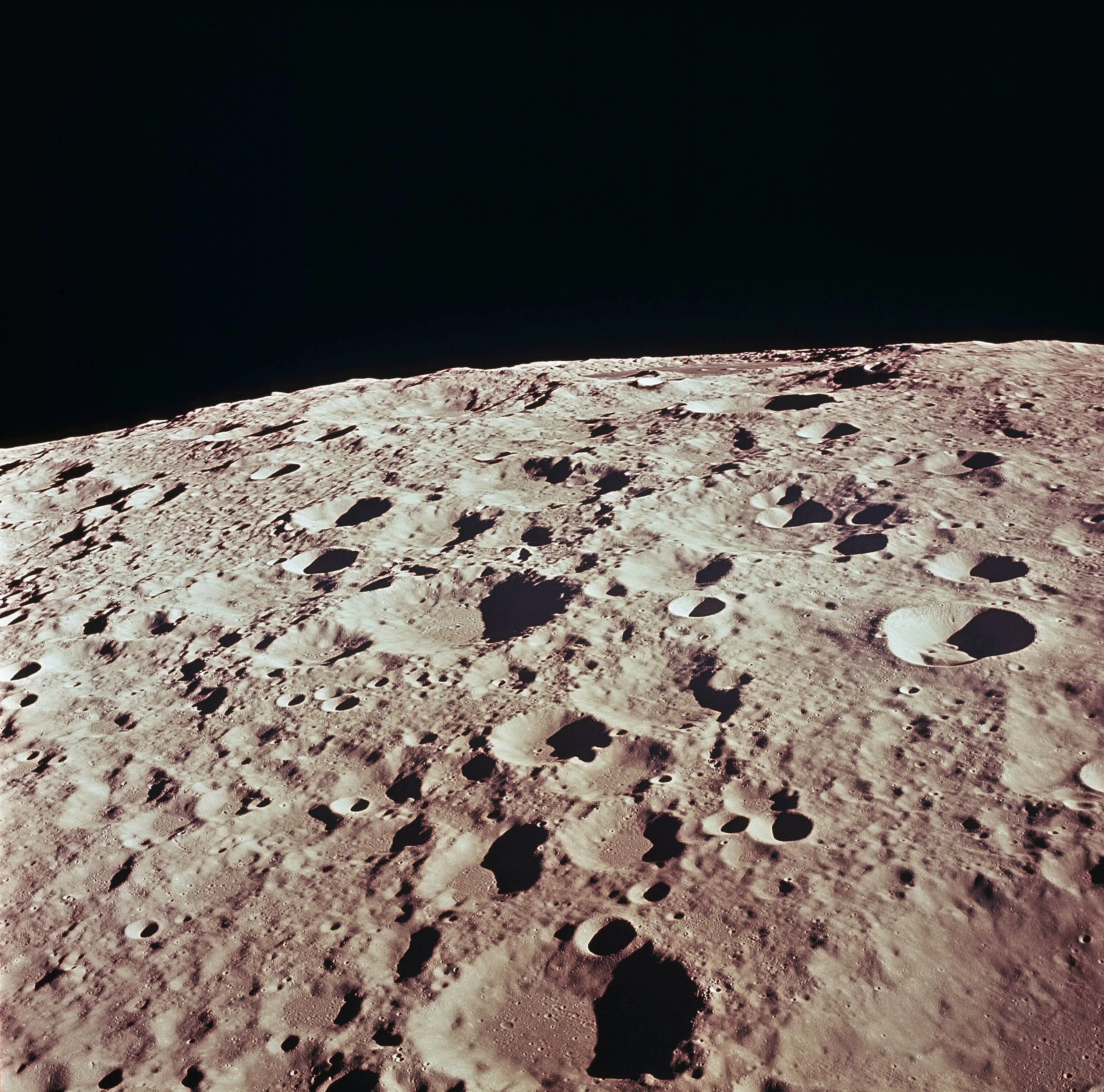 Большой кратер луны. Кратер Аполлон на Луне. Кратер Лунная поверхность Луны. Секретные снимки Луны НАСА. Лунный кратер, астероид (4000) Гиппарх.