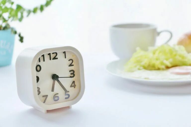 Включи утренний утренний будильник. Часы утро. Утренние часы. Будильник - завтрак. Будильник бежевый.