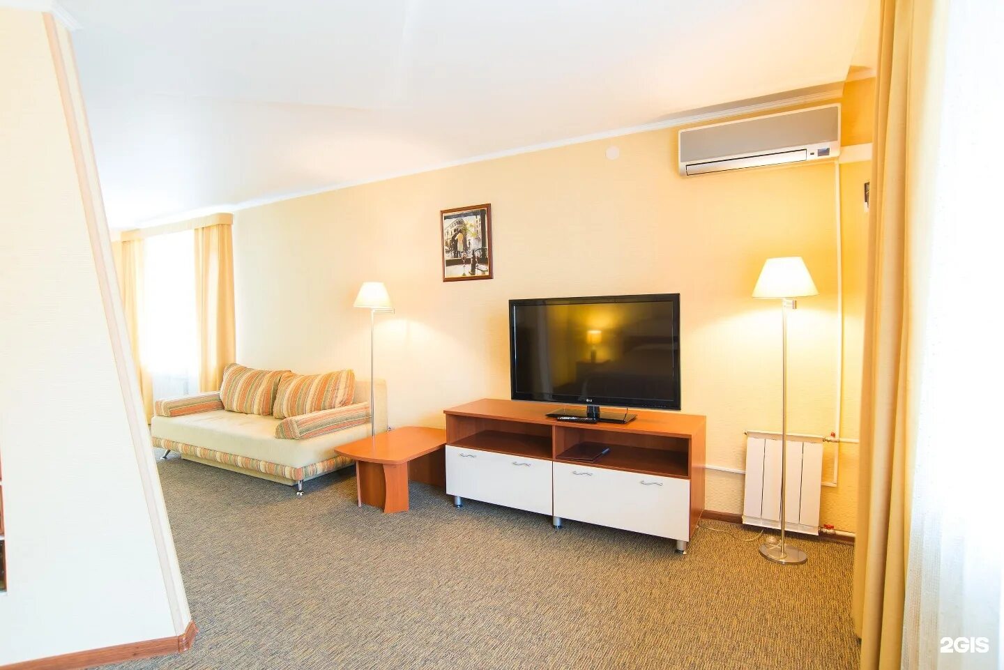 Suite отель екатеринбург. Suite екатеринбург. Отели 5 звезд екатеринбург. Far four in suite екатеринбург. Екатеринбург отель 3 звезды.