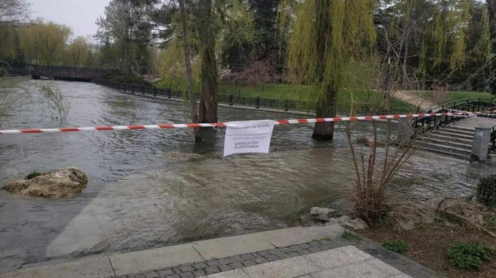 Сброс воды на сорочинском водохранилище сегодня. Река Салгир Симферополь. Салгир наводнение. Река Салгир в Крыму. Салгир затопил Гагаринский парк.