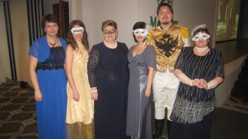 бал маскарад в школе.