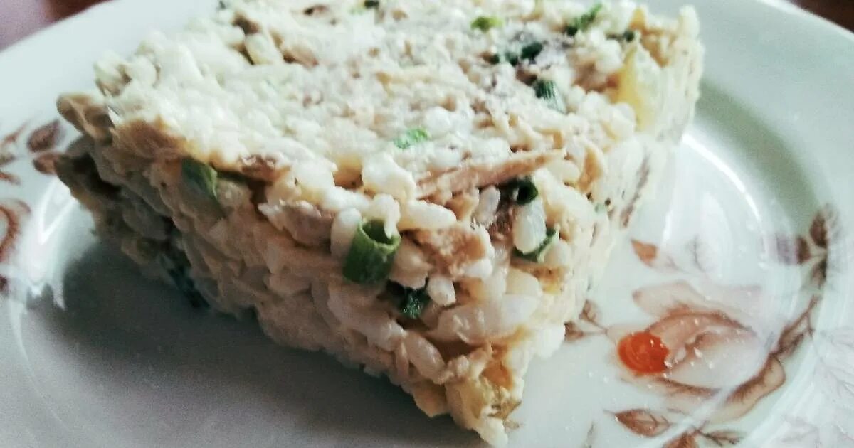 Салат с копченой скумбрией слоями. Салат со скумбрией. Очень вкусный салат с копченой скумбрией. Салат с копчёной скумбрией холодного. Салат с копчёной скумбрией холодного.