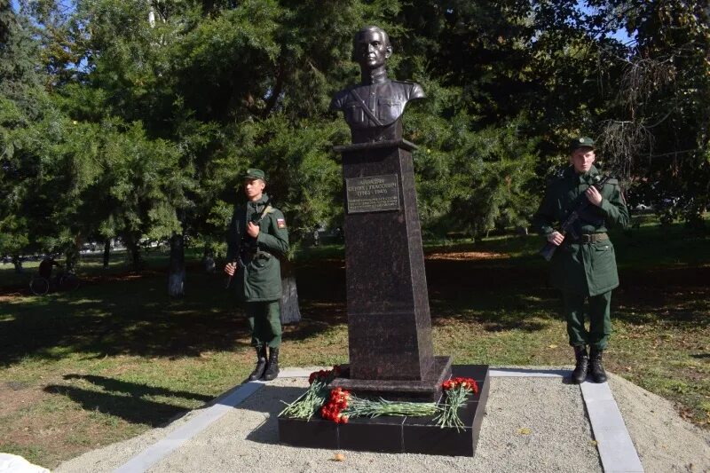 Станица сергиевская краснодарский край. Памятник станицы Сергиевской. Памятник в станице Кисляковской. Сергиевская Кореновский РН памятник.