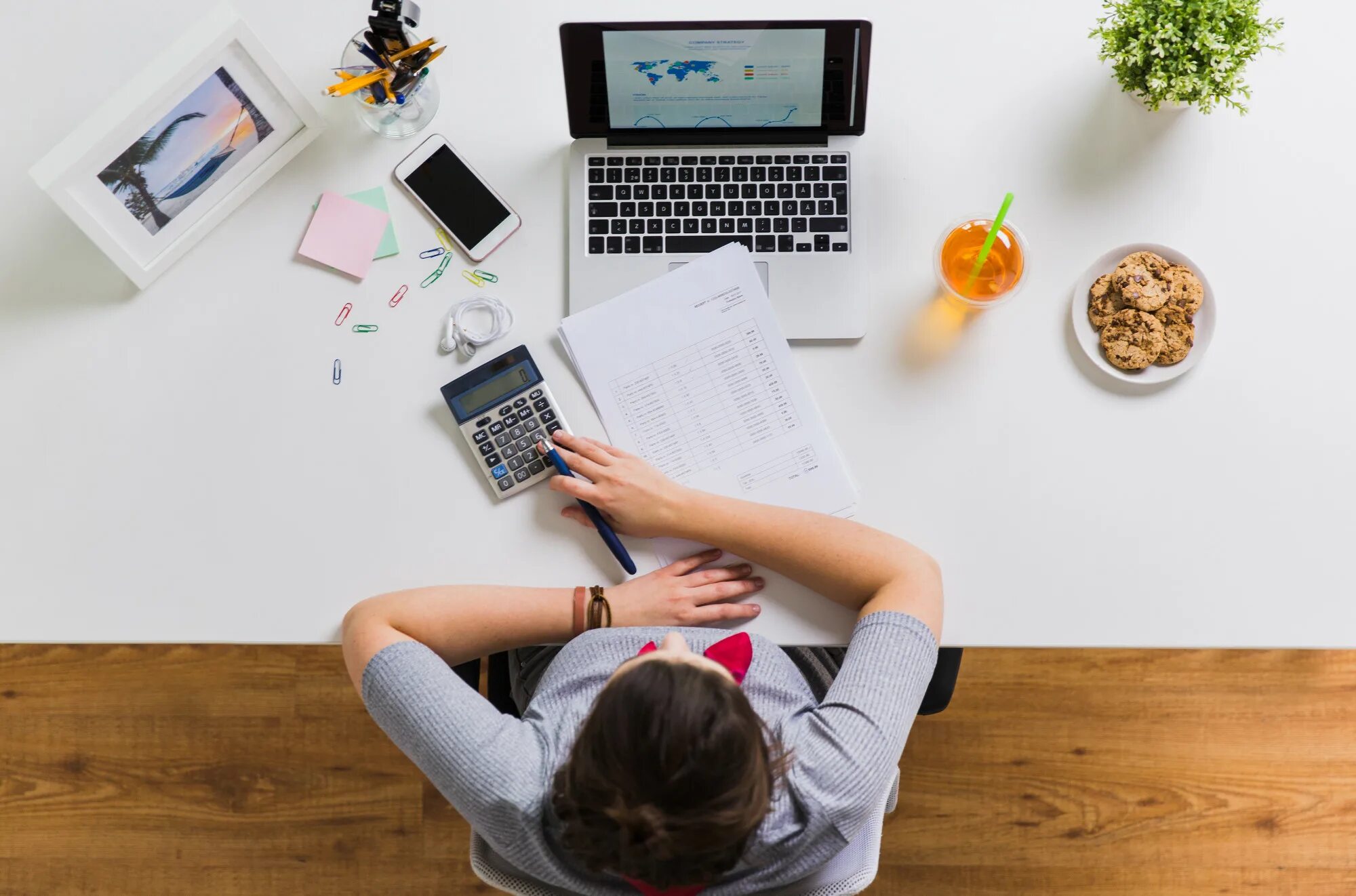 Девушка с компьютером. Человек с ноутбуком. Оформить фрилансер. Человек работает за ноутбуком. Фриланс заработок.