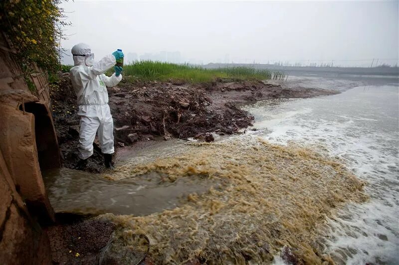 Сточные воды вред. Загрязнение воды. Загрязнение водоемов. Загрязненные водоемы. Загрязнение водоемов и почвы.