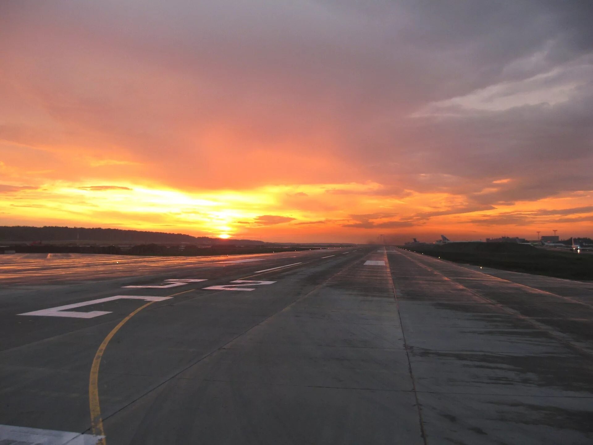 Airport road. Закат на аэродроме. Взлетная полоса. Рассвет на аэродроме. Огни аэродрома.