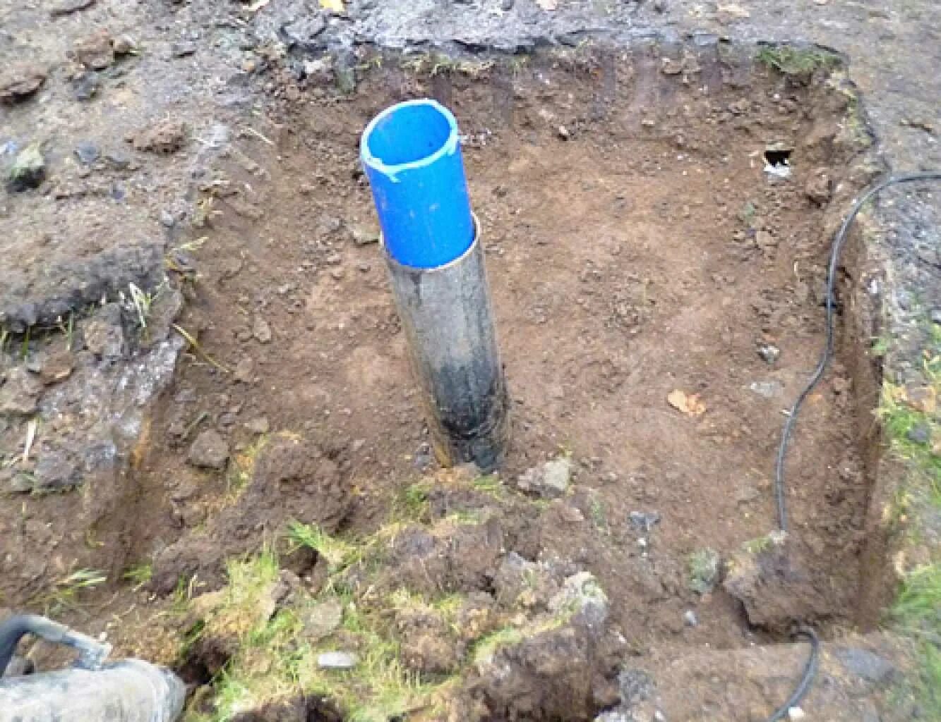 Замок на скважину для воды. Труба для артезианской воды. Демонтаж скважины на воду. Скважина на известь труба 133. Буровая дом 1