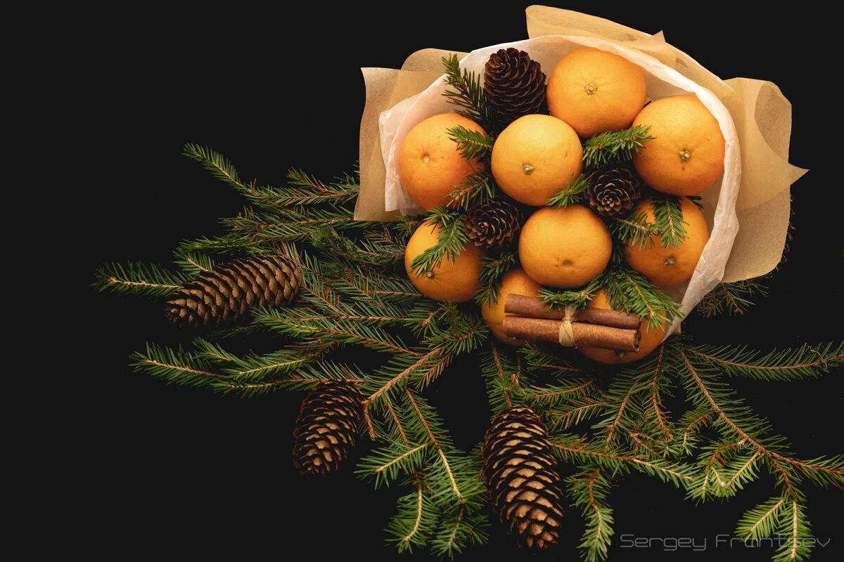 Букет с мандаринами и елкой. Мандарины новый год. Мандарины и елка. Мандариновая елка.