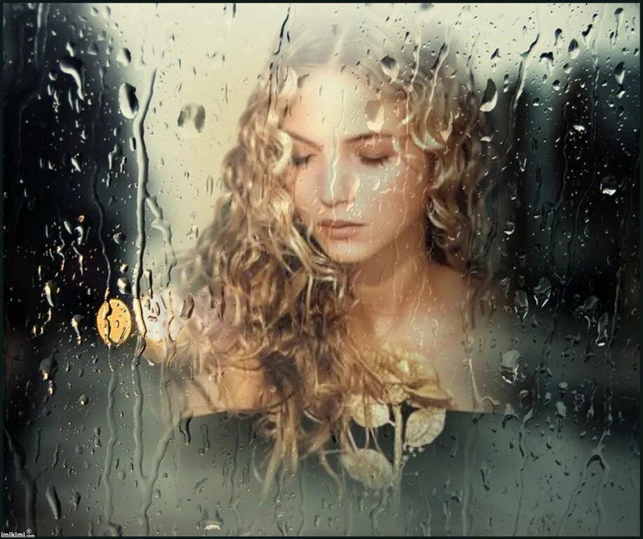 Осень в душе человека. Девушка у окна дождь. Женщина за мокрым стеклом. Осень плачет дождем. Дождь за окном.