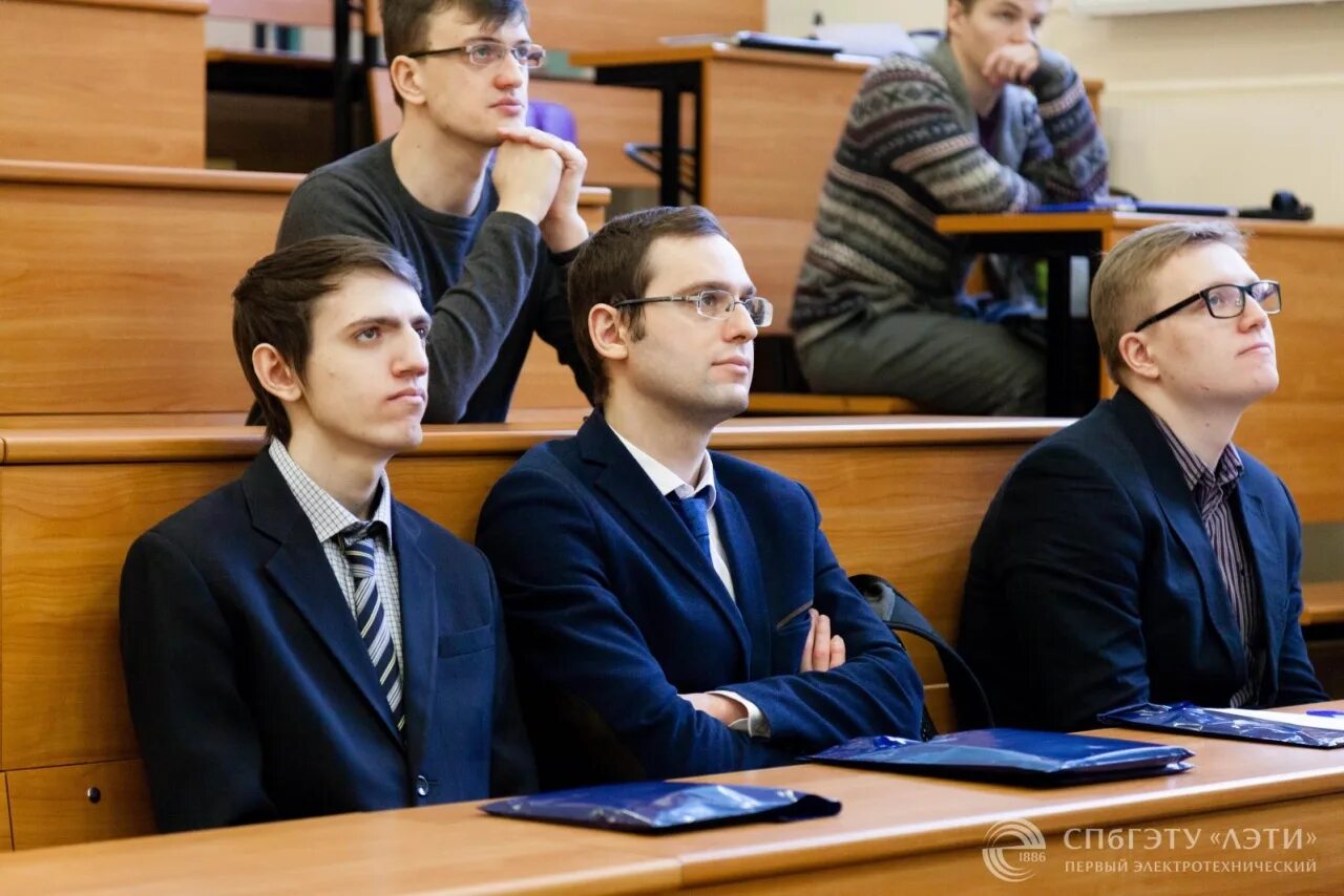 Выпускник вуза. Студенческие работы. Аспирант и профессор. Учитель. Студенческие работы.