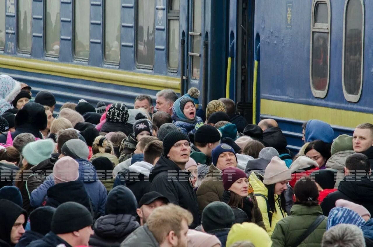 Украинцы убежали. Люди на вокзале. Беженцы на вокзале. Беженцы из Украины на вокзале. Украинские беженцы на вокзале.