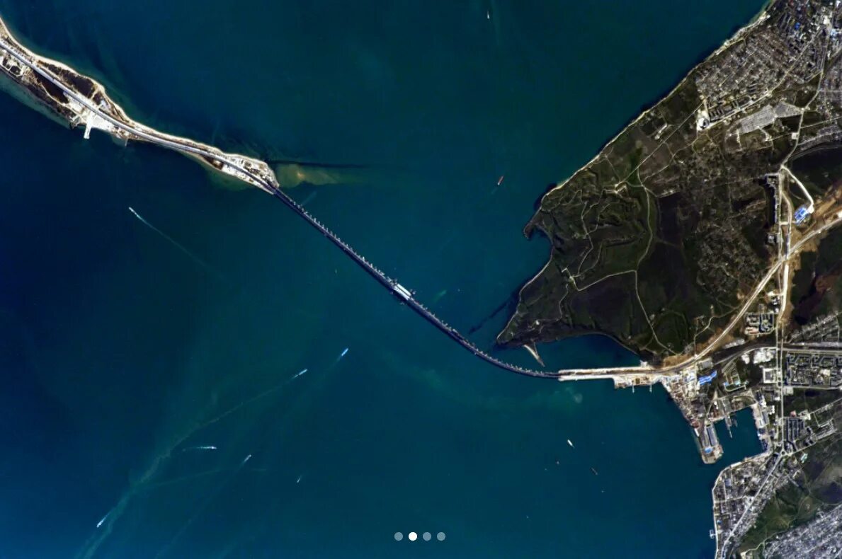 Крымский мост сегодня в реальном времени. Крымский мост из космоса. крымский мост керченский пролив. крымский полуостров и крымский мост. крымский мост снимок со спутника.