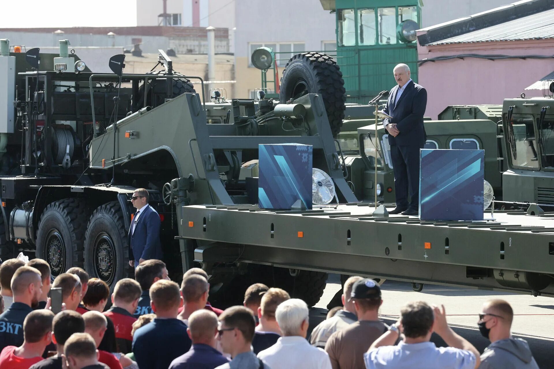 17 августа 2025. Лукашенко мзкт 2025. мзкт беларусь забастовка лукашенко. лукашенко тракторный завод 2025. лукашенко на заводе минск.