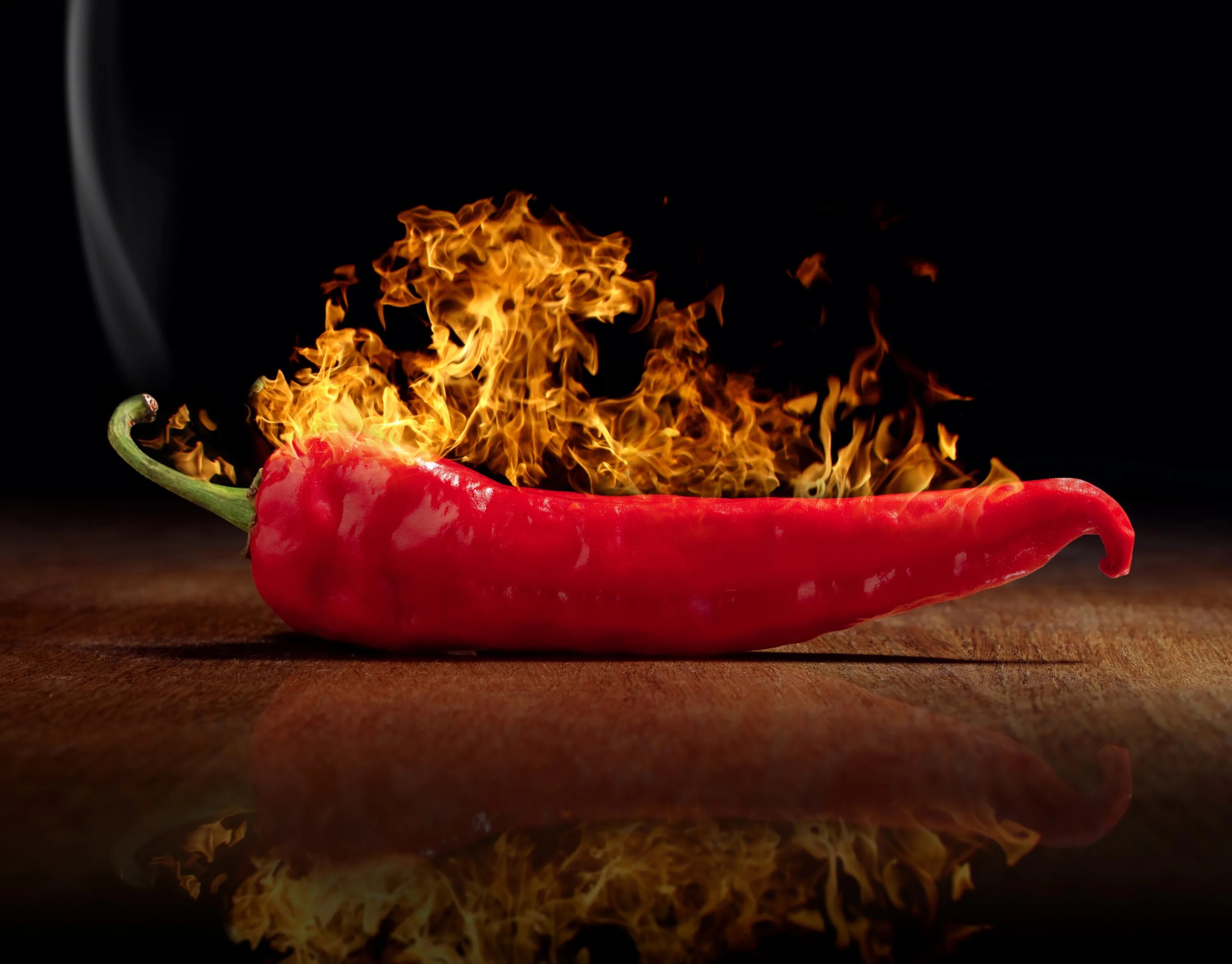 Остро горячо. Острый перец на черном фоне. Острое блюдо пиктограмма. Перец чили вектор. Острый перчик чили огонь.