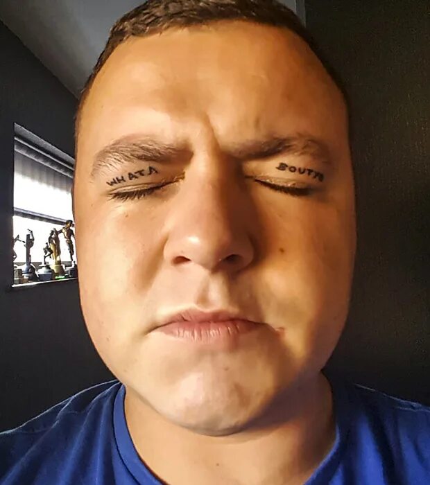 Тата на веках. Не буди татуировка на веках. Тату на веках не буди фото. Тату на лице. Тата на веках.