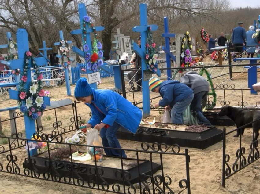 Можно ли пойти на кладбище. Городское кладбище город Камышин. Радоница Станичное кладбище. Конфеты на кладбище. Пасха на кладбище.