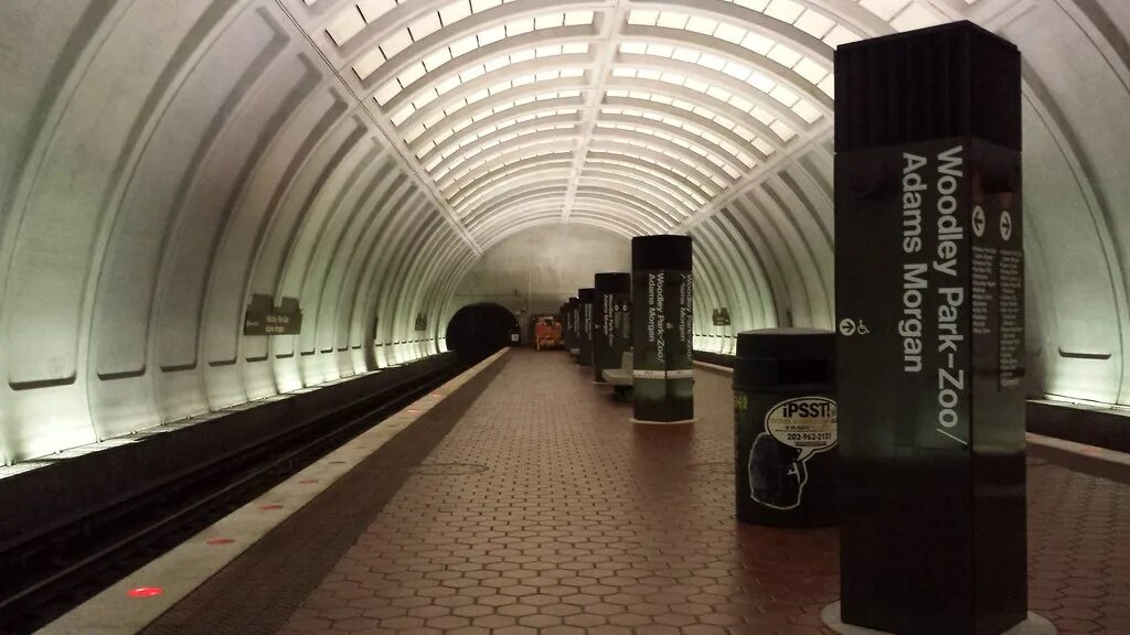 Сами глубоки метро. Вашингтон парк Портленд метро. Станция Арсенальная Киев. Арсенальная станция глубина. Станция метро Вашингтон парк.