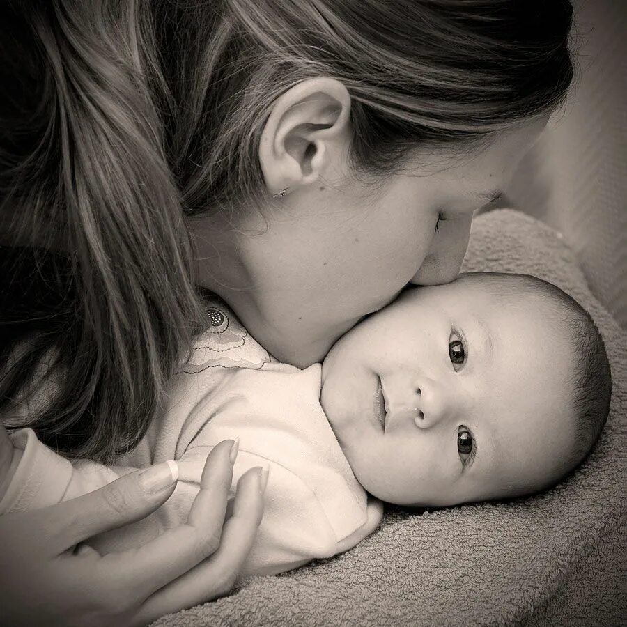 Малыш и мама. Мама с младенцем. Фотосессия мама и малыш. Любовь матери к ребенку.