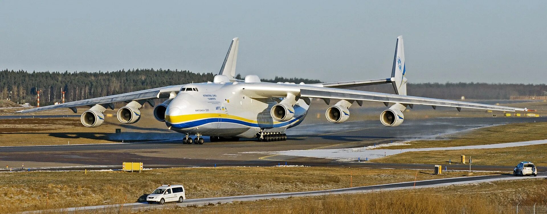 Самолет находящийся в полете преодолевает 225 метров. Самолет Мрия АН-225. Антонов 225 Мрия. АН-225 Мрия кабина. АН-124 Мрия.